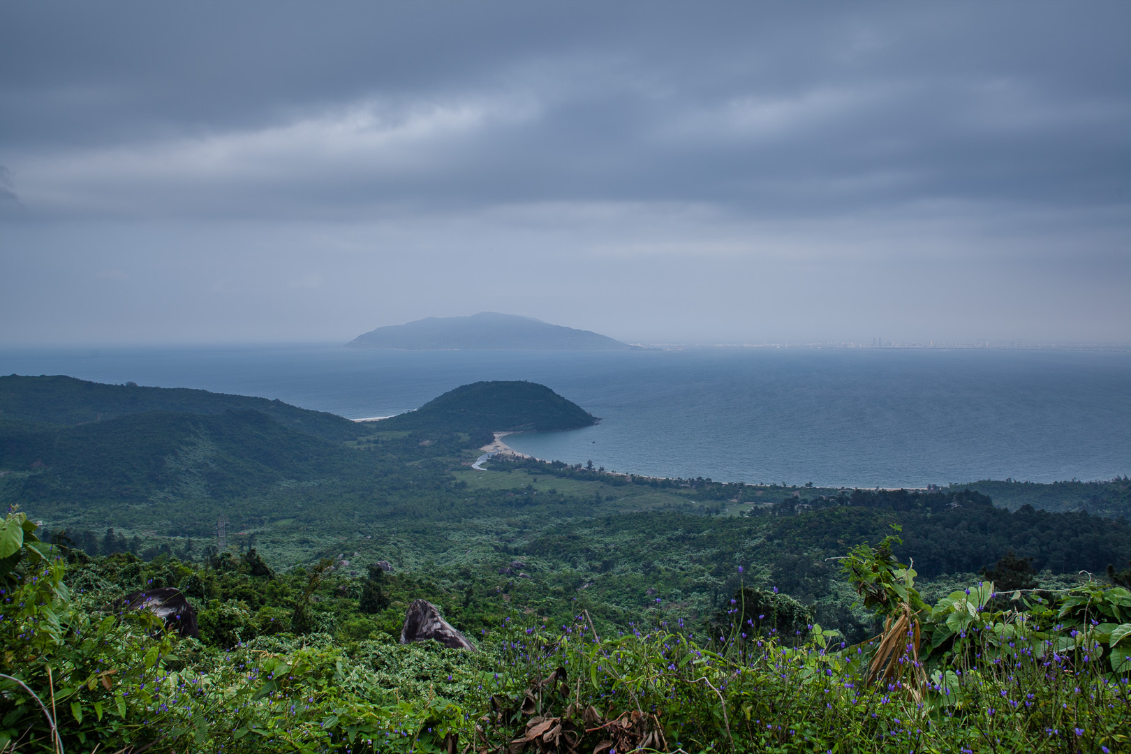从山地高处俯瞰海湾、近岸山坡和远处岛屿